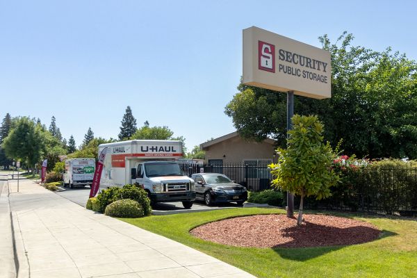 Security Public Storage - 2633 W Shaw Ave
