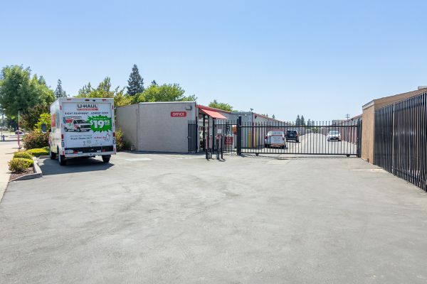 Security Public Storage - 2633 W Shaw Ave