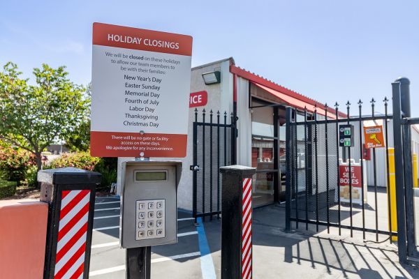 Security Public Storage - 2633 W Shaw Ave