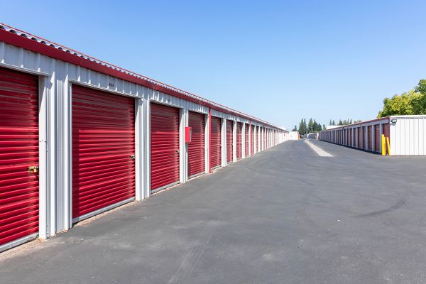 Security Public Storage - 2633 W Shaw Ave