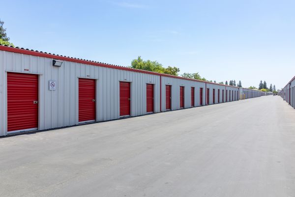 Security Public Storage - 2633 W Shaw Ave
