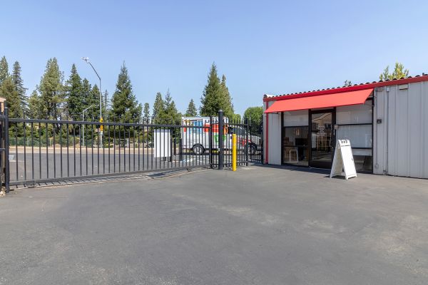Security Public Storage - 2633 W Shaw Ave