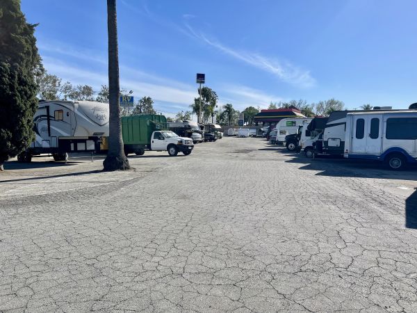 Best RV Storage - 5913 Esperanza Avenue