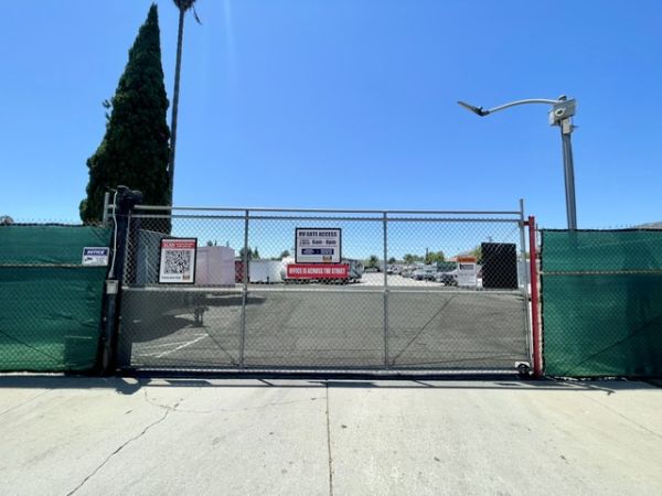 Best RV Storage - 5913 Esperanza Avenue