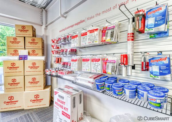 CubeSmart Self Storage - Hamden - 450 Putnam Avenue - 450 Putnam Avenue