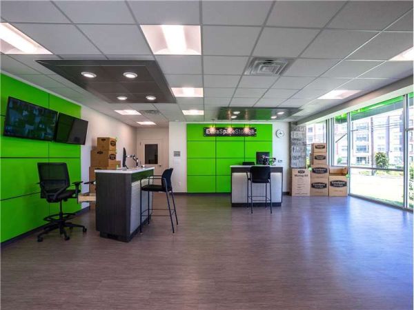 Extra Space Storage - 8695 - Dallas - 5353 Maple Ave - 5353 Maple Avenue