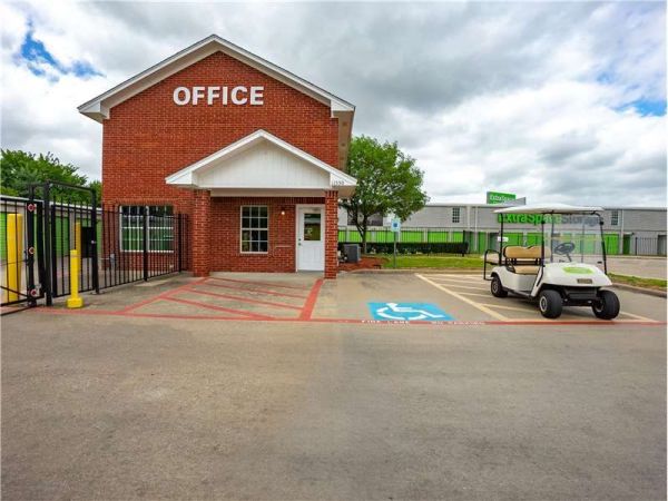 Extra Space Storage - 8701 - Dallas - Forest Central Drive - 11550 Forest Central Drive