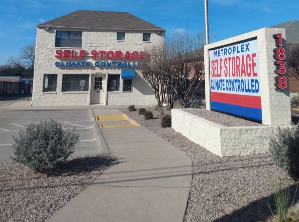 Metroplex Self Storage - Carrollton - 1838 South Josey Lane - 1838 South Josey Lane