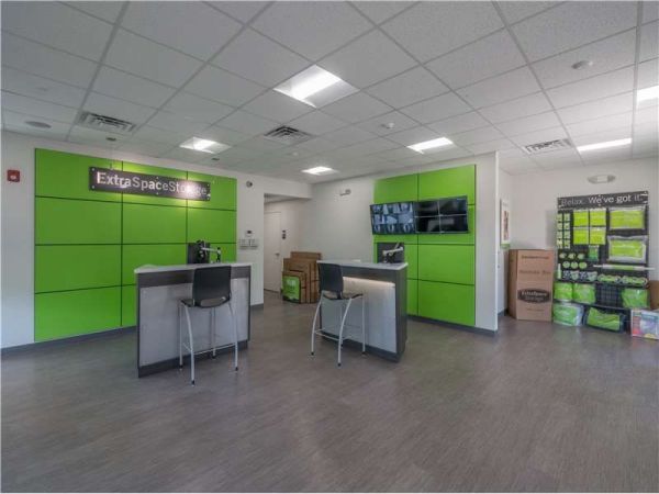 Extra Space Storage - 1831 - Ft Myers - Sommerset Dr - 4500 Sommerset Drive