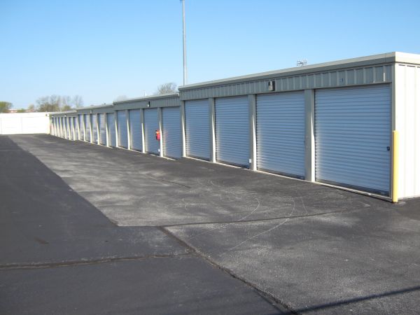 Bee's Self Storage - 631 East Harrison Street