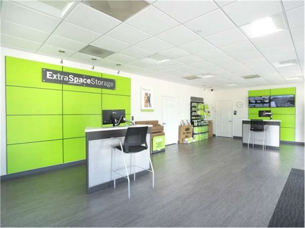 Extra Space Storage - 1308 - Fort Myers - Cypress Lake Dr - 9321 Cypress Lake Drive