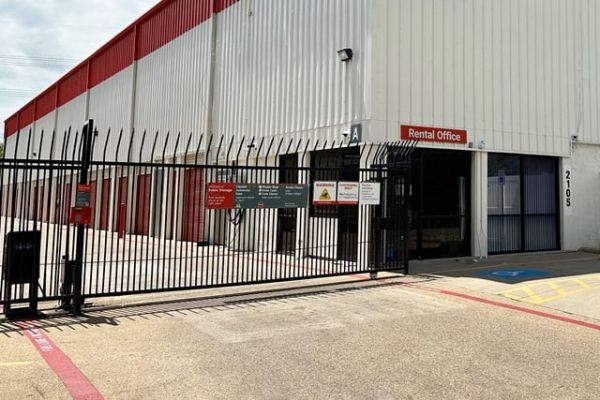 Public Storage - Dallas - 2105 Winsted Drive - 2105 Winsted Drive