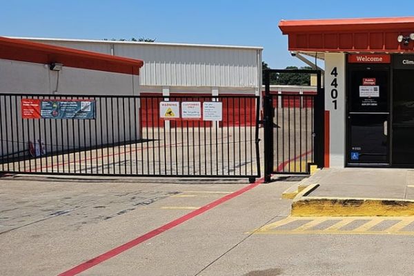 Public Storage - Dallas - 4401 S Westmoreland Road - 4401 S Westmoreland Road