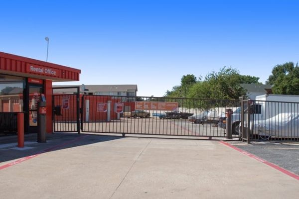 Public Storage - Irving - 3501 Country Club Road North - 3501 Country Club Road North