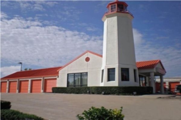 Public Storage - Lewisville - 601 North Stemmons Freeway - 601 North Stemmons Freeway