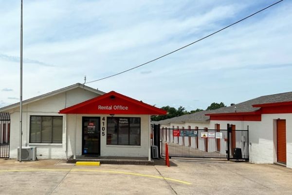 Public Storage - Oklahoma City - 4105 S May Ave - 4105 S May Ave
