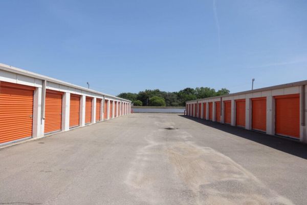 Public Storage - Topeka - 710 SE 8th Ave - 710 SE 8th Ave