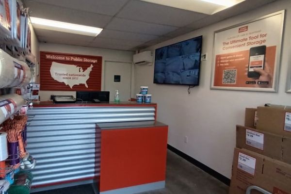 Public Storage - Topeka - 710 SE 8th Ave - 710 SE 8th Ave