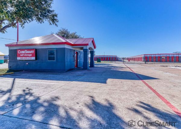CubeSmart Self Storage - Victoria - 3803 Navarro St
