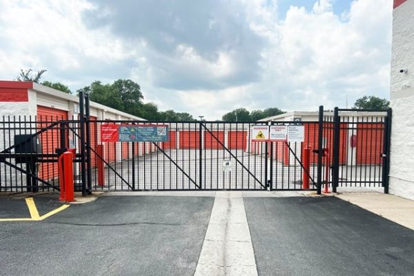 Public Storage - Griffith - 1940 N. Woodlawn Ave - 1915 N Cline Ave
