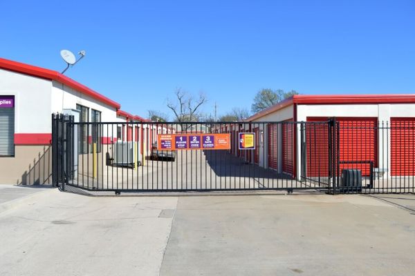 Public Storage - Lawton - 2701 NW 38th St - 2701 NW 38th St