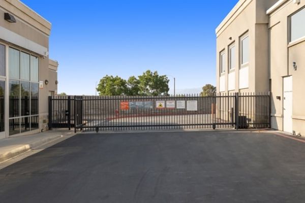 Public Storage - Valencia - 28111 Kelly Johnson Pkwy - 28111 Kelly Johnson Pkwy