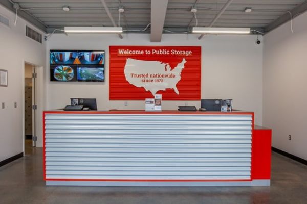 Public Storage - Lombard - 880 E Roosevelt Rd - 880 E Roosevelt Rd