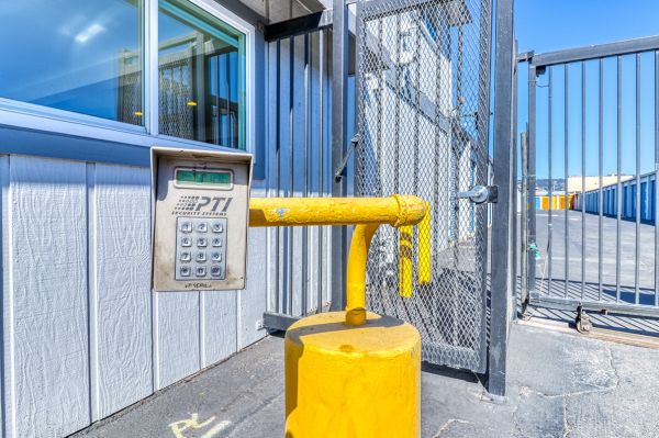 SmartStop Self Storage - Oakland - 5200 Coliseum Way - 5200 Coliseum Way