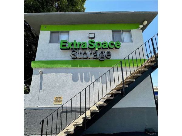 Extra Space Storage - 6006 - Reseda - Canby Ave - 6836 Canby Avenue