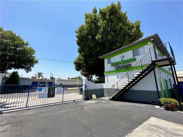 Extra Space Storage - 6006 - Reseda - Canby Ave - 6836 Canby Avenue