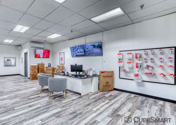 CubeSmart Self Storage - 3115 South Lake Drive - 3115 South Lake Drive