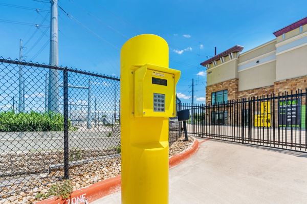 Extra Space Storage - 2058 - Austin - E. Ben White Blvd - 2401 East Ben White Boulevard