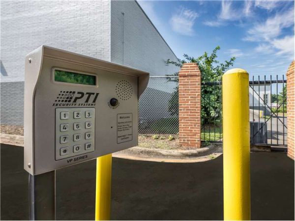 Extra Space Storage - 1649 - Charlotte - Wendover Rd - 1350 North Wendover Road