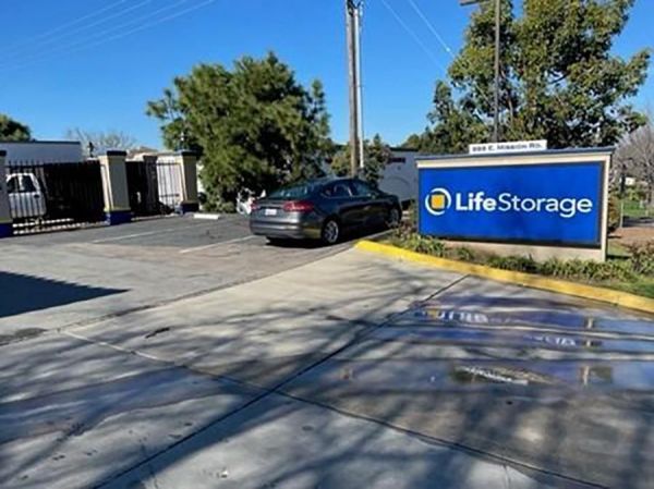 Extra Space Storage - 3703 - San Marcos - Mission Rd - 999 East Mission Road
