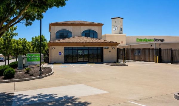 Extra Space Storage - 3511 - Sacramento - Bayou Way - 3800 Bayou Way