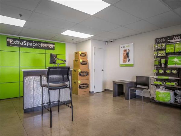 Extra Space Storage - 1121 - Fontana - 17197 Valley Blvd - 17197 Valley Boulevard