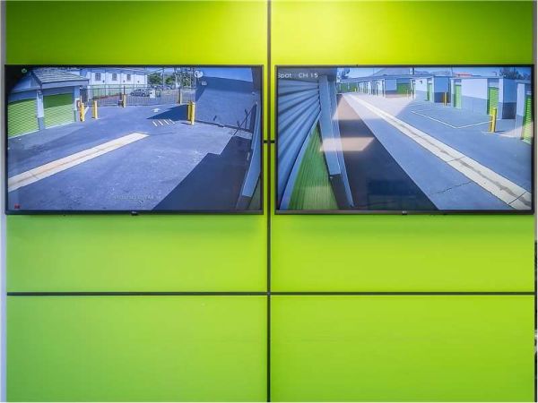 Extra Space Storage - 1121 - Fontana - 17197 Valley Blvd - 17197 Valley Boulevard