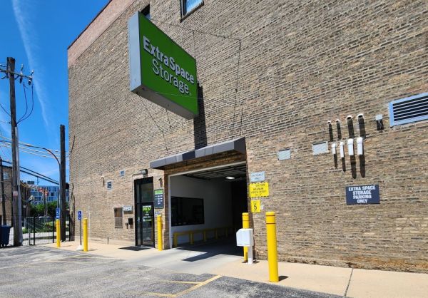 Extra Space Storage - 3334 - Chicago - Broadway St - 3626 North Broadway