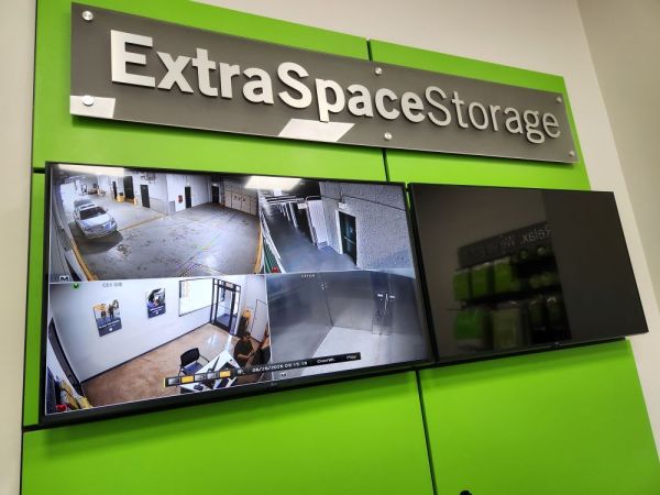 Extra Space Storage - 3334 - Chicago - Broadway St - 3626 North Broadway