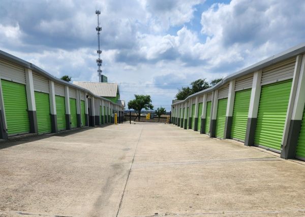Extra Space Storage - 3515 - San Antonio - US-281 N - 23860 U.s. 281