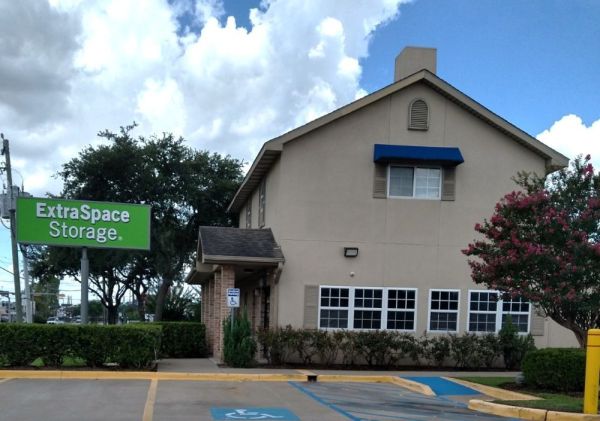 Extra Space Storage - 3768 - Houston - Long Point Rd - 8726 Long Point Road