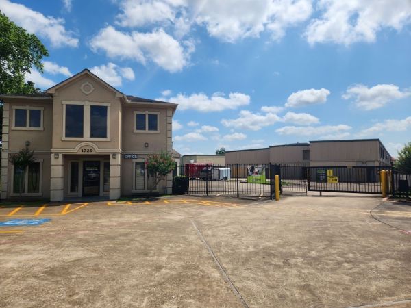 Extra Space Storage - 3796 - Pearland - 1729 Broadway St - 1729 East Broadway Street
