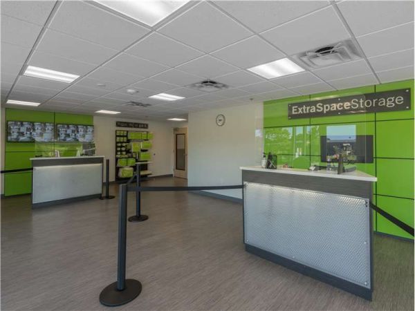 Extra Space Storage - 7489 - Linthicum Heights - Pinnacle Dr - 810 Pinnacle Drive