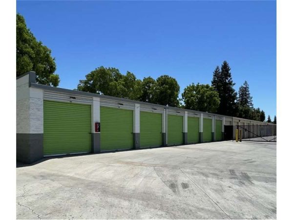 Extra Space Storage - 8072 - Modesto - Cummins Dr - 1533 Cummins Drive
