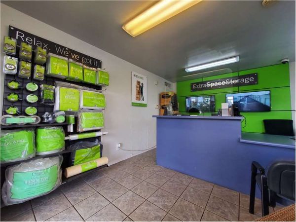 Extra Space Storage - 8788 - El Paso - Armour Dr - 11211 Armour Drive