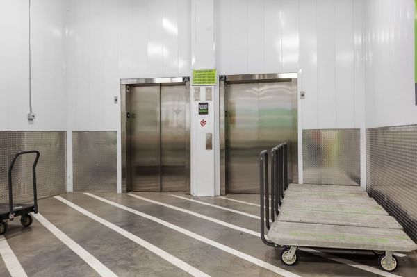 Extra Space Storage - 6137 - Sacramento - Bercut Dr - 400 Bercut Drive