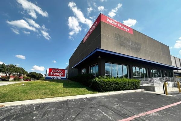 Public Storage - Farmers Branch - 4250 McEwen Rd - 4250 McEwen Rd
