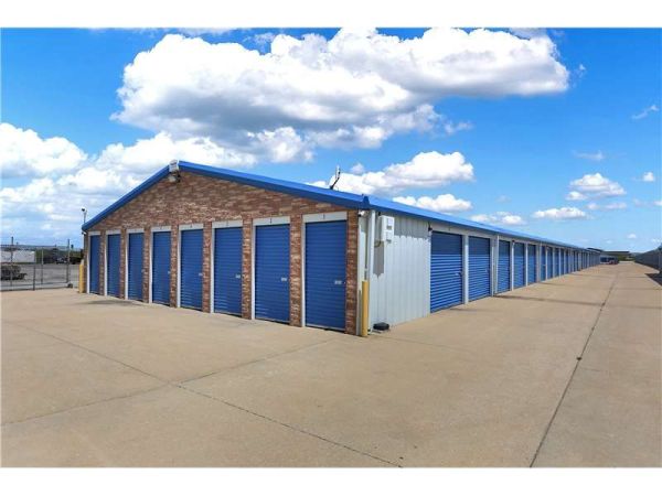 Extra Space Storage - 2165 - Pontiac - Ewing Dr - 826 Ewing Drive