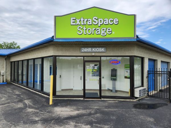 Extra Space Storage - 2190 - Jeffersonville - 2225 E 10th St. - 2225 East 10th Street