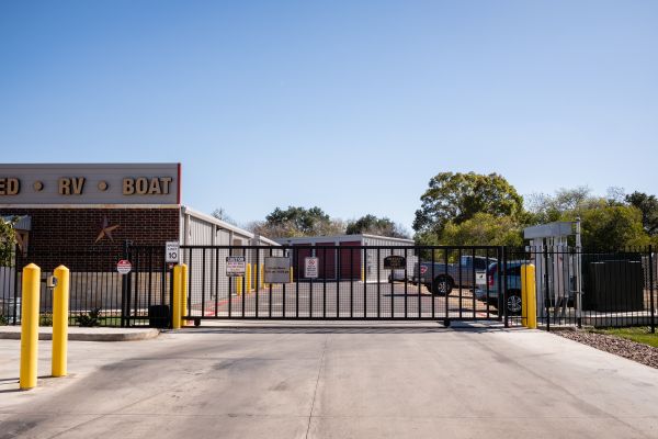 Seguin Storage - 1301 East Kingsbury Street